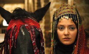 مهناز افشار در فیلم دعوت با لباس سنتی و اسبش