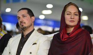 مهناز افشار و همسرش در مگامال تهران با شال قرمز