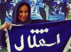 پرستو صالحی با پرچم تیم محبوبش