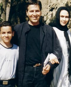 عکسی از ابوالفضل پور عرب و آناهیتا نعمتی با مانتو سفید و پسر بزگش پوریا