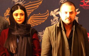 آزاده صمدی با پالتو زرشکی و هومن سیدی با کت و شال در جشنواره فیلم فجر