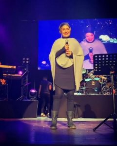 مهناز افشار با لباس زمستانی در کنسرت گوگوش