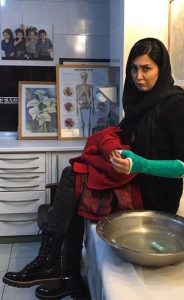 چهره ی ناراحت مریم معصومی بعد از گچ گرفتگن دستش در بیمارستان