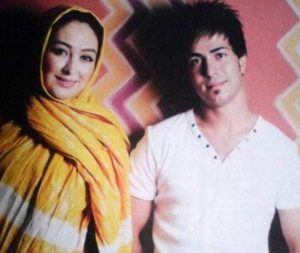 الهام حمیدی با شال زرد و همسرش 