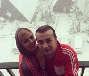 سپند امیر سلیمانی و همسرش با تیپ قرمز در یک روز برفی
