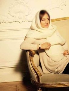عکس بارداری مهناز افشار با لباس سفید روی مبل