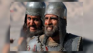 کریم اکبری مبارکه در نقش فرمانده سپاه مختار در نبرد حروار در میدان جنگ
