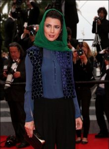 لیلا حاتمی با شال سبز رنگ و لباسی آبی رنگ در فستیوال کن