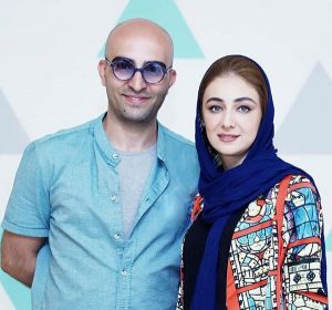 ویدا جوان با مانتوی خاص خود و شال آبی در کنار همسرش آیلا تهرانی با تیپ آبی