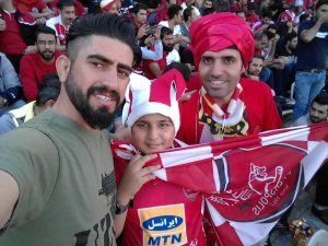 محمد شیرخوانلو در استادیوم با تیپ پرسپولیسی در کنار هوادارانش