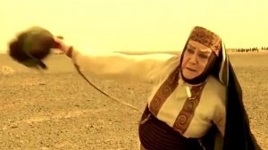 بهناز توکلی در نقش ام وهب در صحرای کربلا در حال پرت کردن سر پسرش