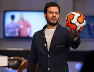 تیپ اسپرت پژمان بازغی با یک توپ فوتبال در دستش