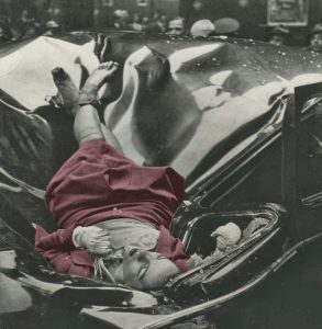 صحنه ی خودکشی اولین مک‌هیل در حالی که روی ماشین افتاده با لباس قرمز