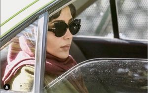 عکس آیتک جاویدنژاد با عینک دودی در فیلم همگناه
