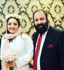 نرگس محمدی و همسرش علی اوجی در روز عقدشان با لباس عروس و دامادی