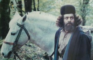 عکس رضا میر معنوی در صحنه ای از فیلم با ریش و موهای فر و بلند