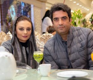 تیپ طوسی یکتا ناصر و همسرش منوچهر هادی در یک رستوران