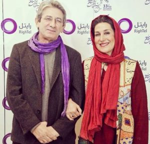 تیپ قرمز فاطمه معتمد آریا در کنار همسرش احمد حامد با شال بنفش تبلیغاتی رایتل