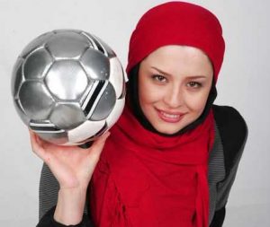 تیپ پرسپولیسی مهراوه شریفی نیا با شال قرمز و یک توپ در دستش