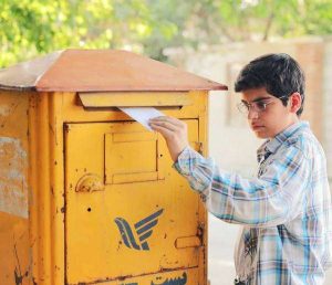مانی رحمانی در سریال بچه مهندس در حال انداختن نامه در صندوق پستی