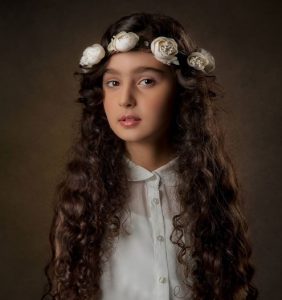 عکس مانیا علیجانی با لباس و تاج گل سفید