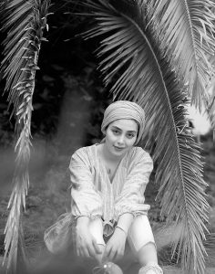 عکس سیاه و سفید دیبا زاهدی در نخلستان