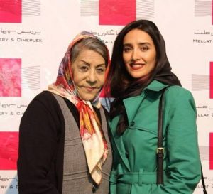 شهربانو موسوی در کنار دختر در پردیس سینمایی