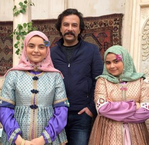 حسام منظور در کنار دخترانش در سریال بانوی عمارت