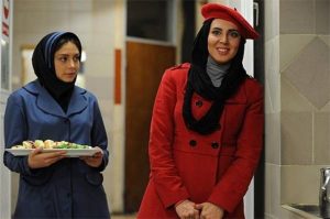 لیلا بلوکات با پالتو و کلاه قرمز و دیبا زاهدی با لباس آبی در فیلم پنج ستاره
