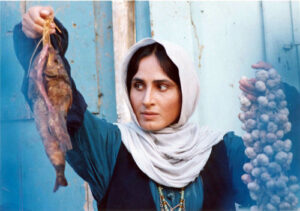 سوسن تسلیمی با لباس سنتی شمالی و ماهی و سیر در دستش