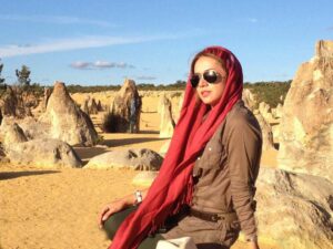 تیچ اسپرت شبنم قلی خانی با روسری گل گلی در استرالیا