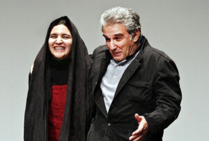 مهدی هاشمی با کاپشن مشکی در کنار همسرش گلاب آدینه