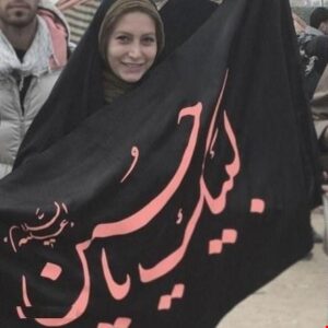 فریبا نادری با چادر و پرچم لبیک یا حسین