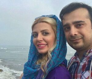 سپند اميرسليماني با پیراهن چهارخونه و همسرش در کنار دریا