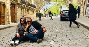 تصویری از نرگس محمدی و همسرش نشسته در خیابان های خارج از کشور