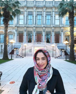 سارا منجزی پور با روسری گلگلی و مانتو مشکی در استانبول