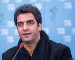 تیپ مشکی منوچهر هادی در جشنواره فیلم فجر