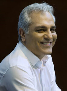 مهران مدیری با پیراهن سفید و لبخندی زیبا