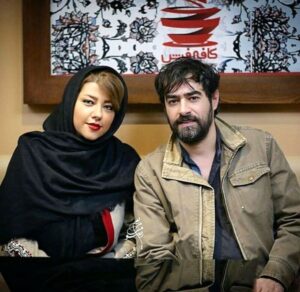 شهاب حسینی با کت قهوه ای وپیراهن مشکی و همسرش