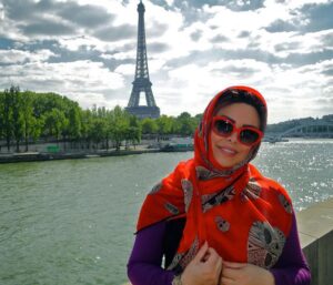 عکسی از فلور نظری با روسری نارنجی و لباس بنفش در پاریس
