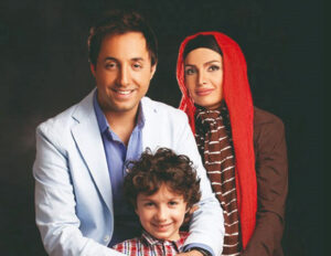 تیپ آبی امیرحسین رستمی در کنار همسر و فرزندش با تیپ قرمز