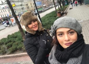 عکسی از لاله اسکندری و مارال فرجاد با لباس زمستانی خارج از کشور
