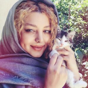 عکس گلنار بایبوردی با روسری طوسی و گربه خانگی اش