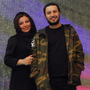 جواد عزتی با سویشرت چریکی و تیشرت مشکی و همسرش مهلقا باقری