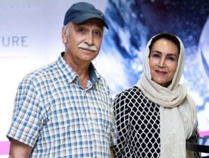 محمود پاک نیت با پیراهن چهارخونه سفید و همسرش مهوش صبرکن