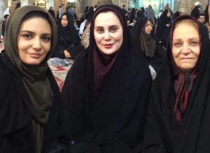 لیندا کیانی و آرام جعفری با چادر در حرم امام رضا(ع)