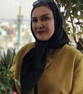 عکسی از مینا نوروزی با مانتو زرد و روسری مشکی
