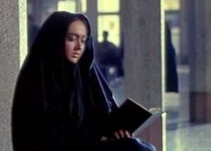 نیکی کریمی با چادر در حال خواندن کتاب