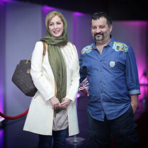 عکسی از مهراب قاسمخانی با لباس آبی و همسرش