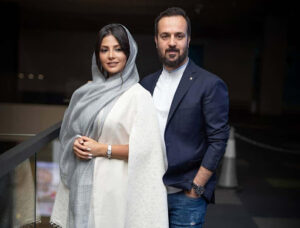 احمد مهرانفر با کت اسپرت و پیراهن سفید و همسرش مونا فائزپور